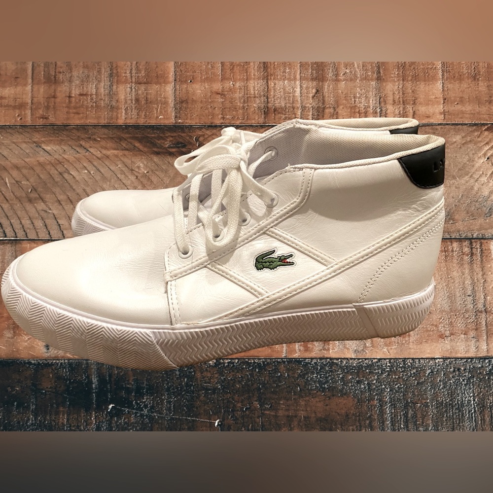 Women’s 9 1/2 or 10 or Size 8 in men shoe in white Lacoste